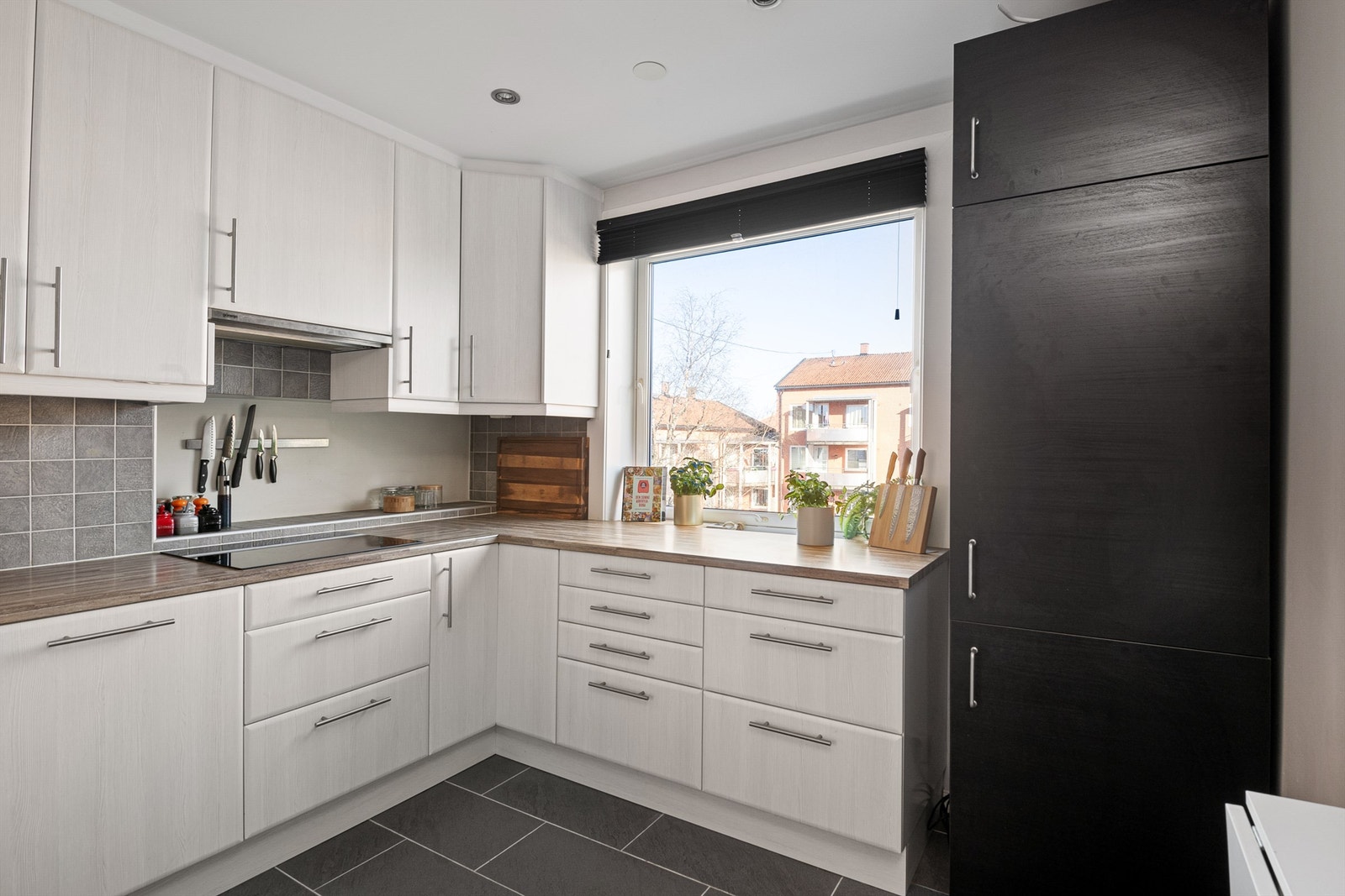 Innholdsrikt kjøkken med god skap- og benkeplass. Galleribilde