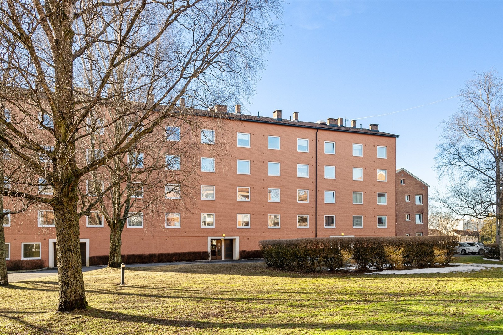 Glimmerveien 8 ligger godt plassert på Lambertseter omringet av grøntområder. Galleribilde