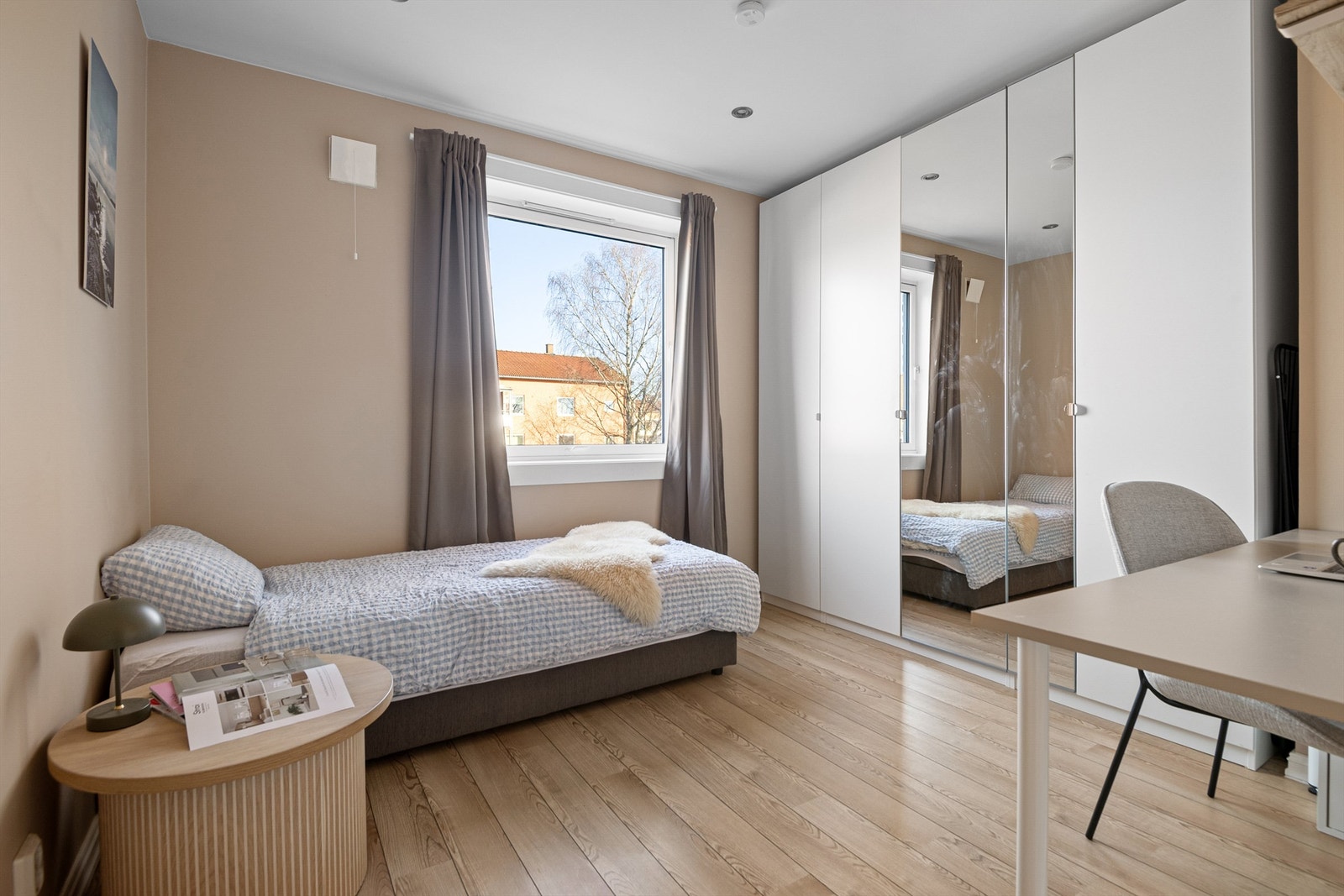 Barnerom med god garderobeplass Galleribilde