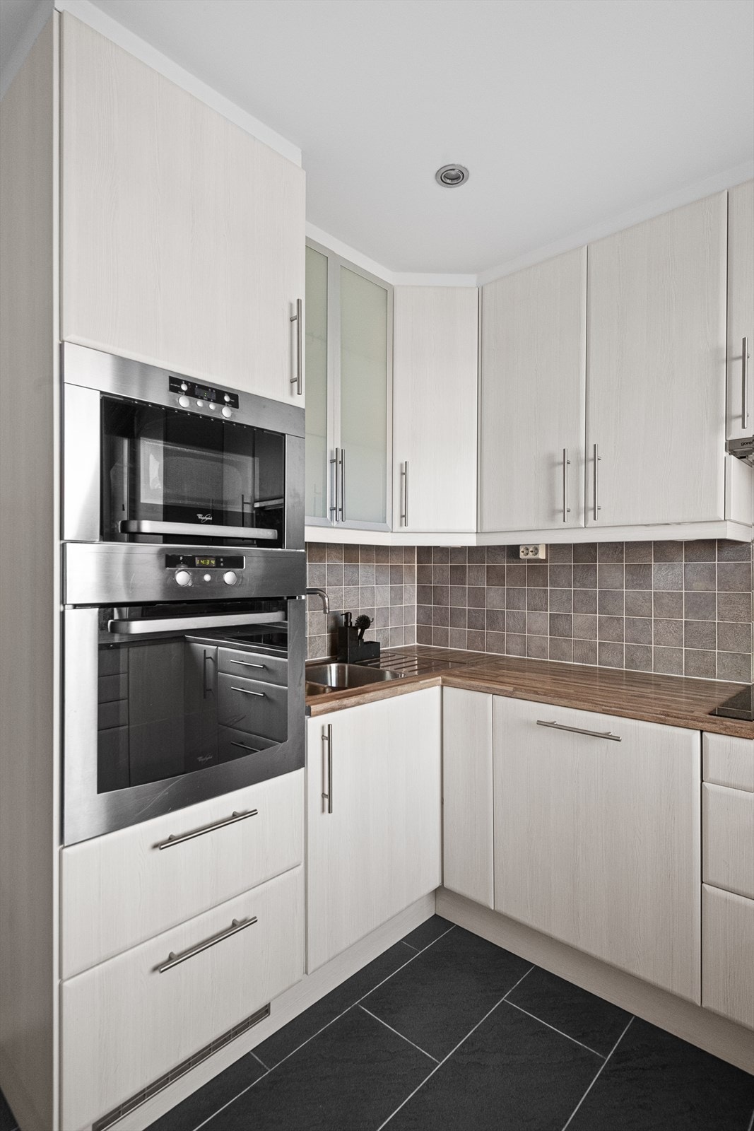 Downlights belysning i himlingen. Galleribilde