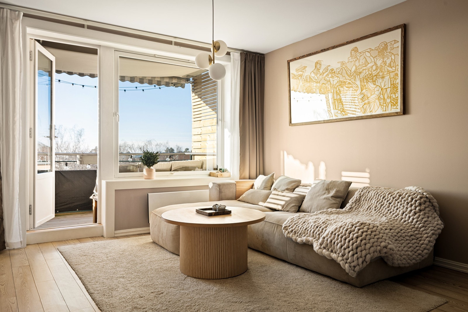 Lys og romslig stue med store vindusflater som gir mye naturlig lysinnslipp. Galleribilde