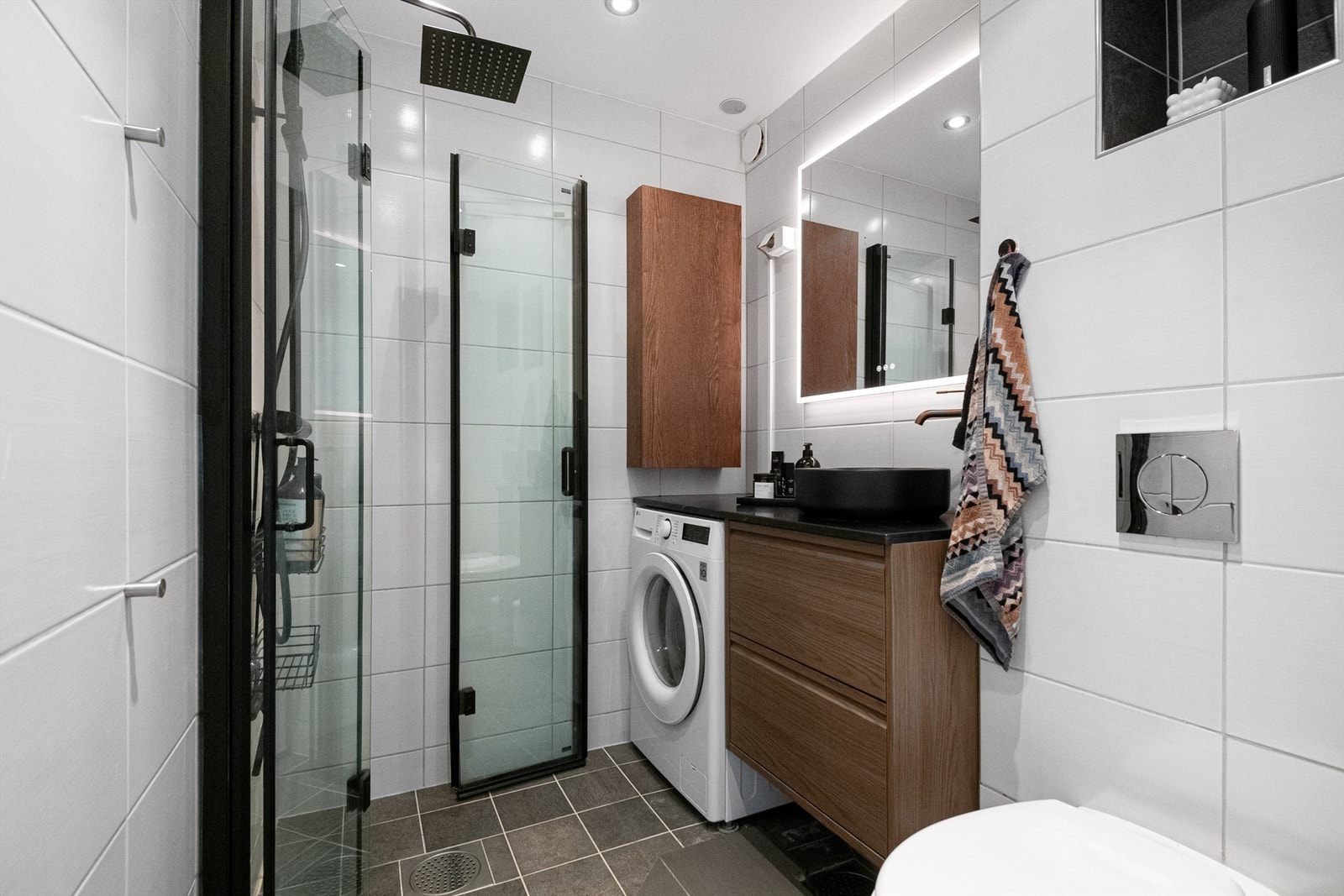 Lekkert baderom med nyere innredning. Galleribilde