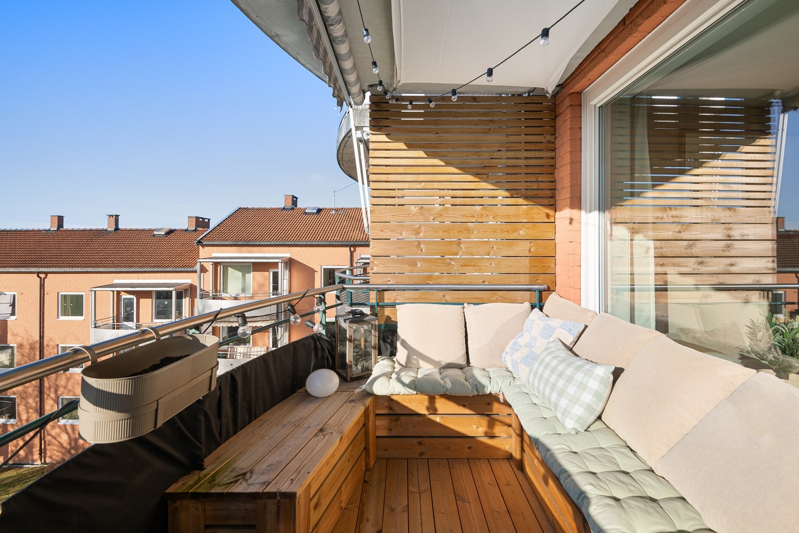 Plassbygget utesofa med puter medfølger leiligheten. Galleribilde