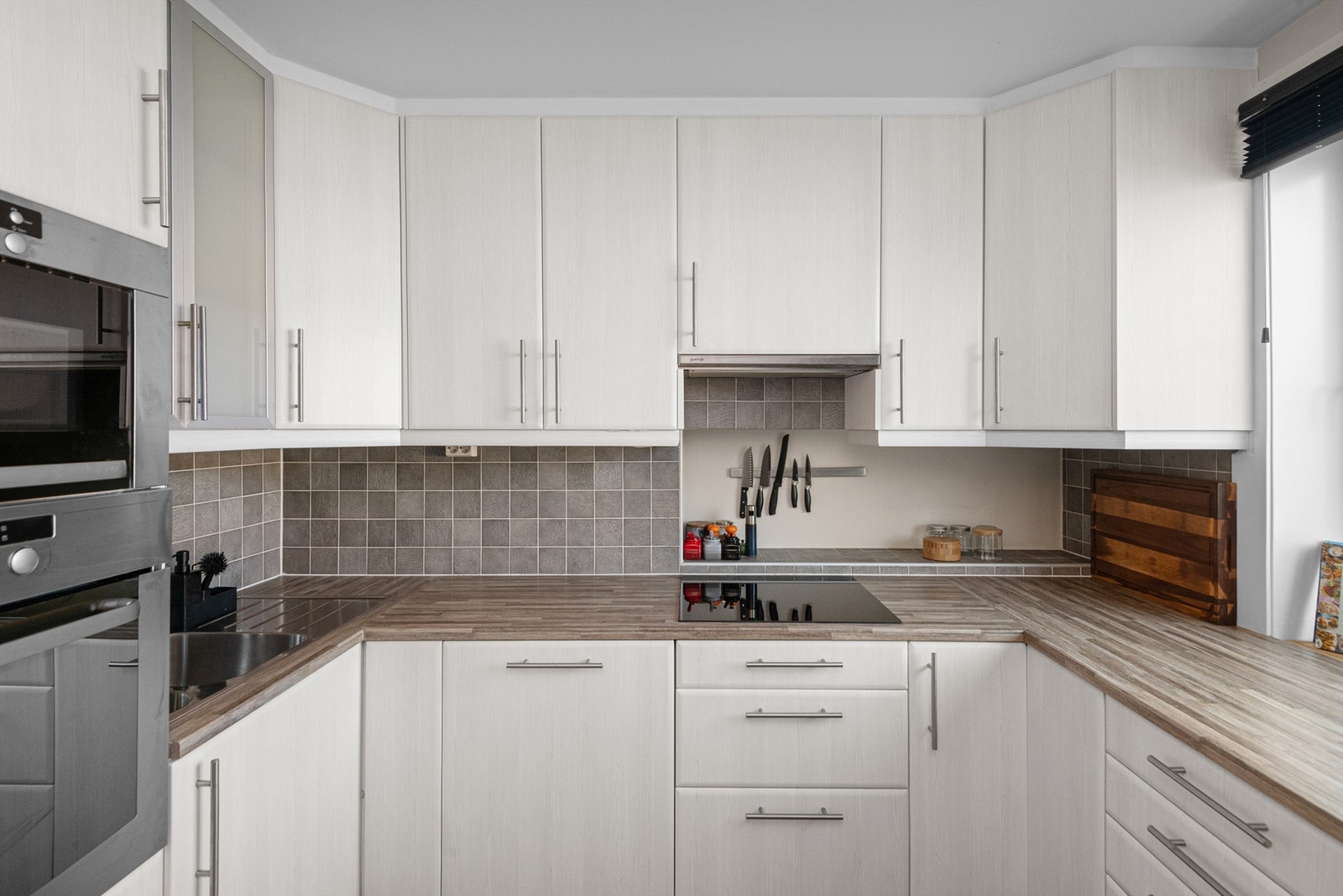 Kjøkkenet har integrerte hvitevarer. Galleribilde