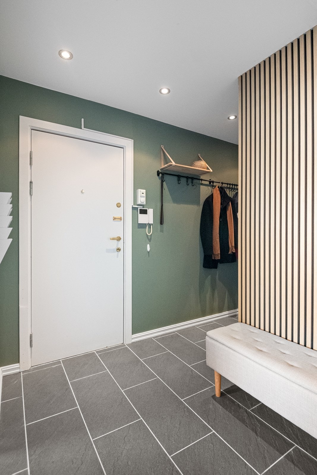 Gangen har fliser med varmekabler. Galleribilde