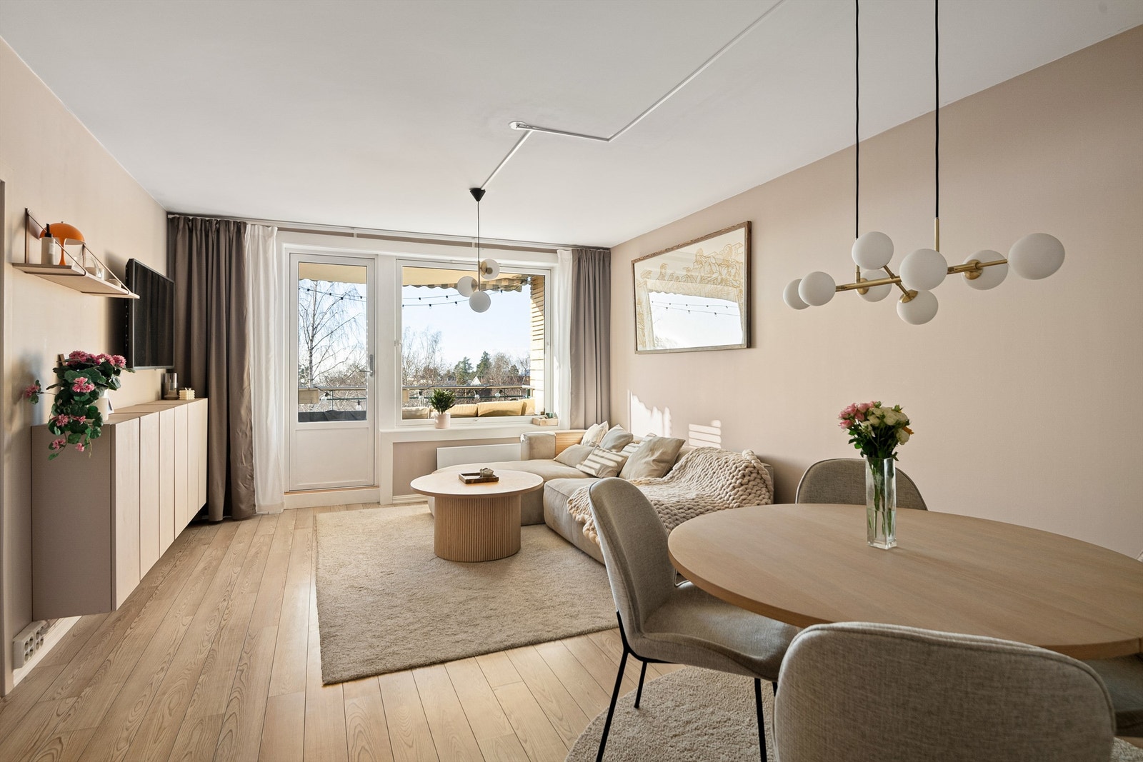 Stuen er romslig med god plass til spisebord og sofamøbler. Galleribilde