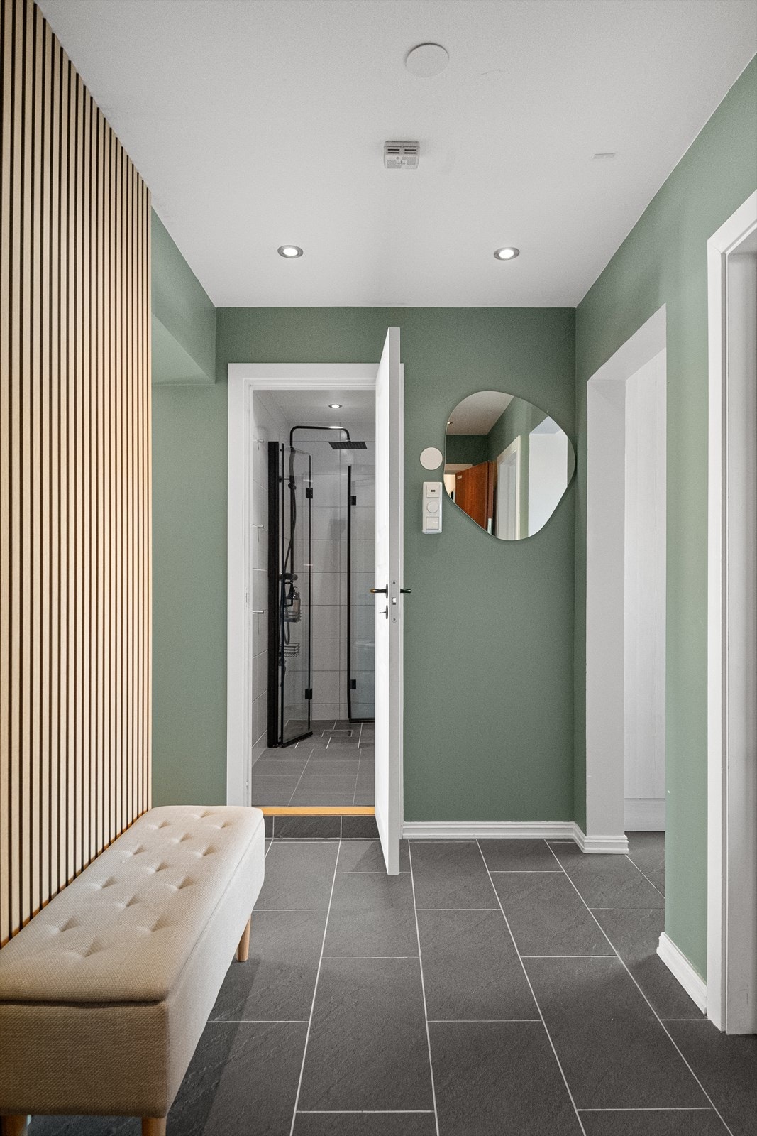 Romslig gang Galleribilde