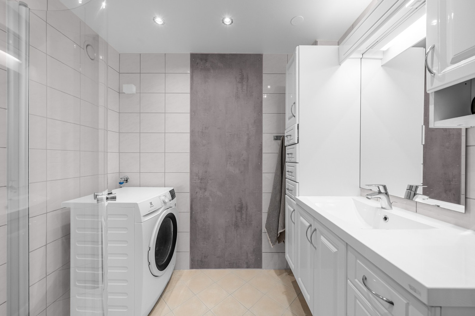 Videre utstyrt med opplegg for vaskemaskin, servantskap og heldekkende servant, speil med lysarmatur m.m. Galleribilde