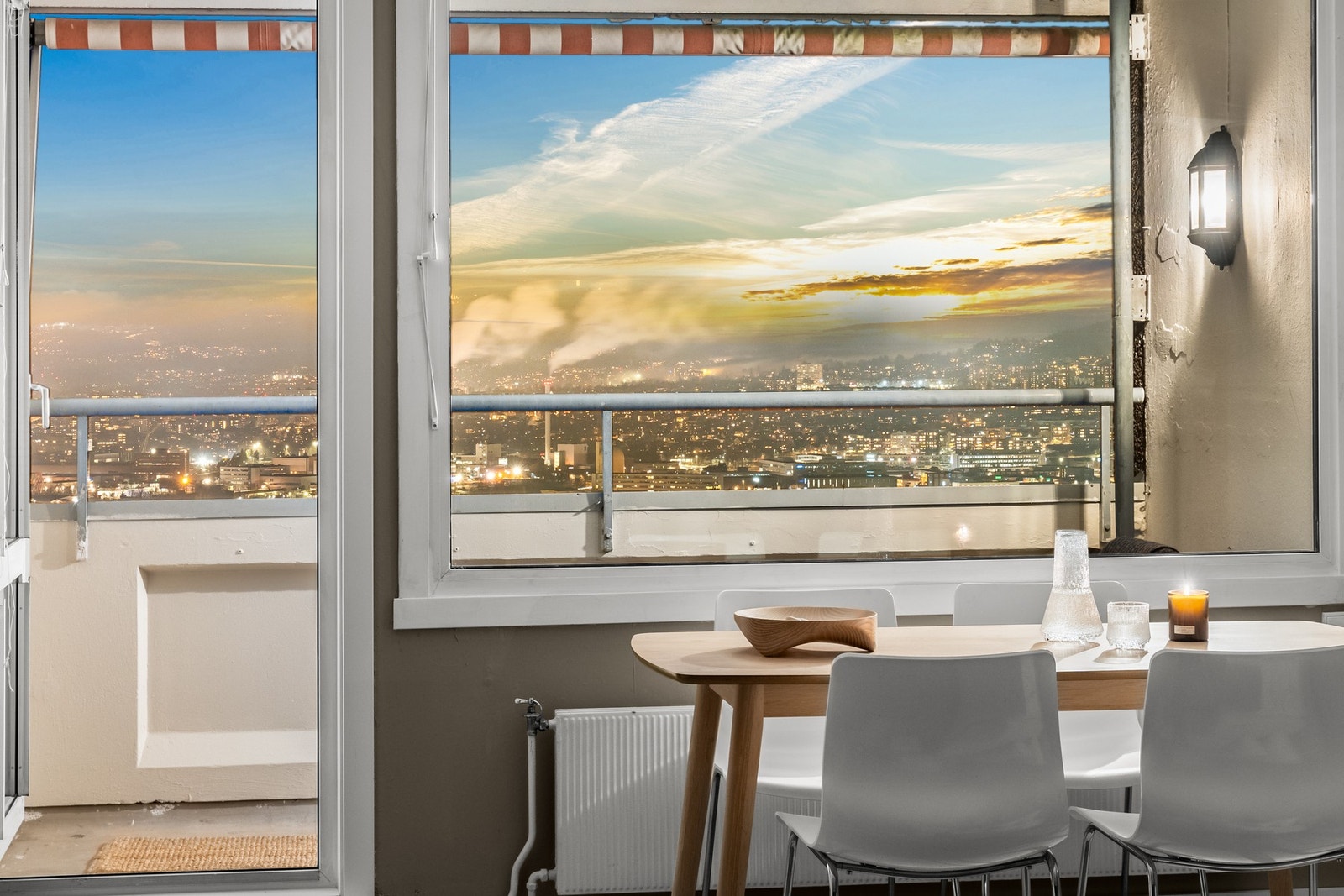 Fra stuen er det utgang til den overbygde balkongen. Store vinduer sørger for godt med lys Galleribilde