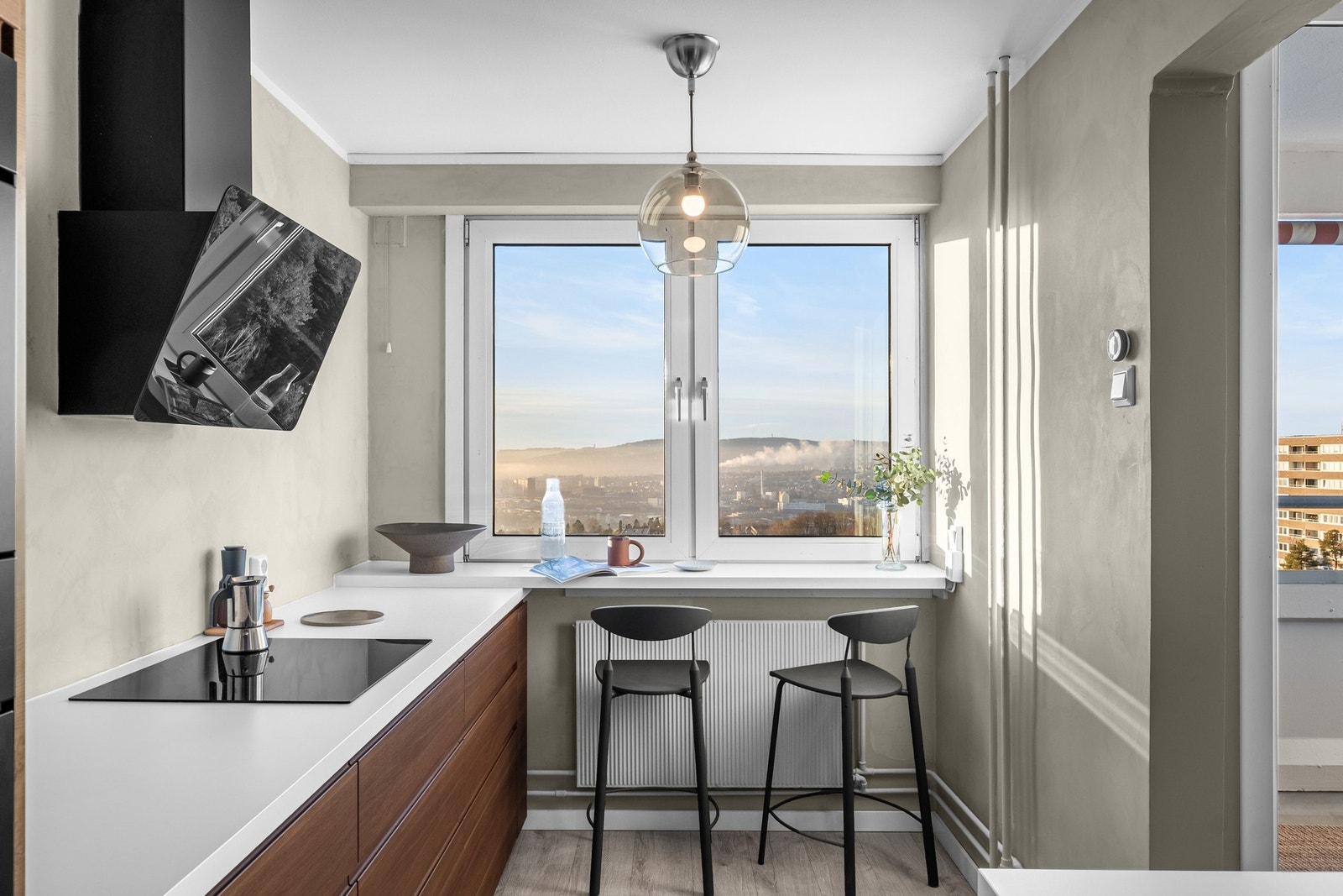 I tillegg har kjøkkenet en trivelig plass til kaffekoppen med utsikt Galleribilde