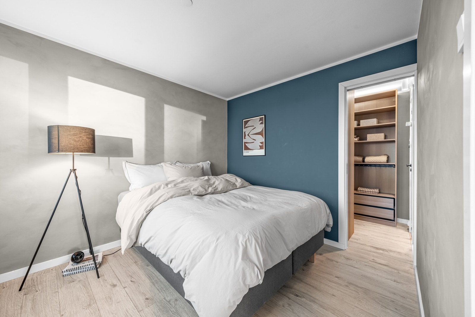 Soverommet har adkomst til walk-in-garderobe Galleribilde