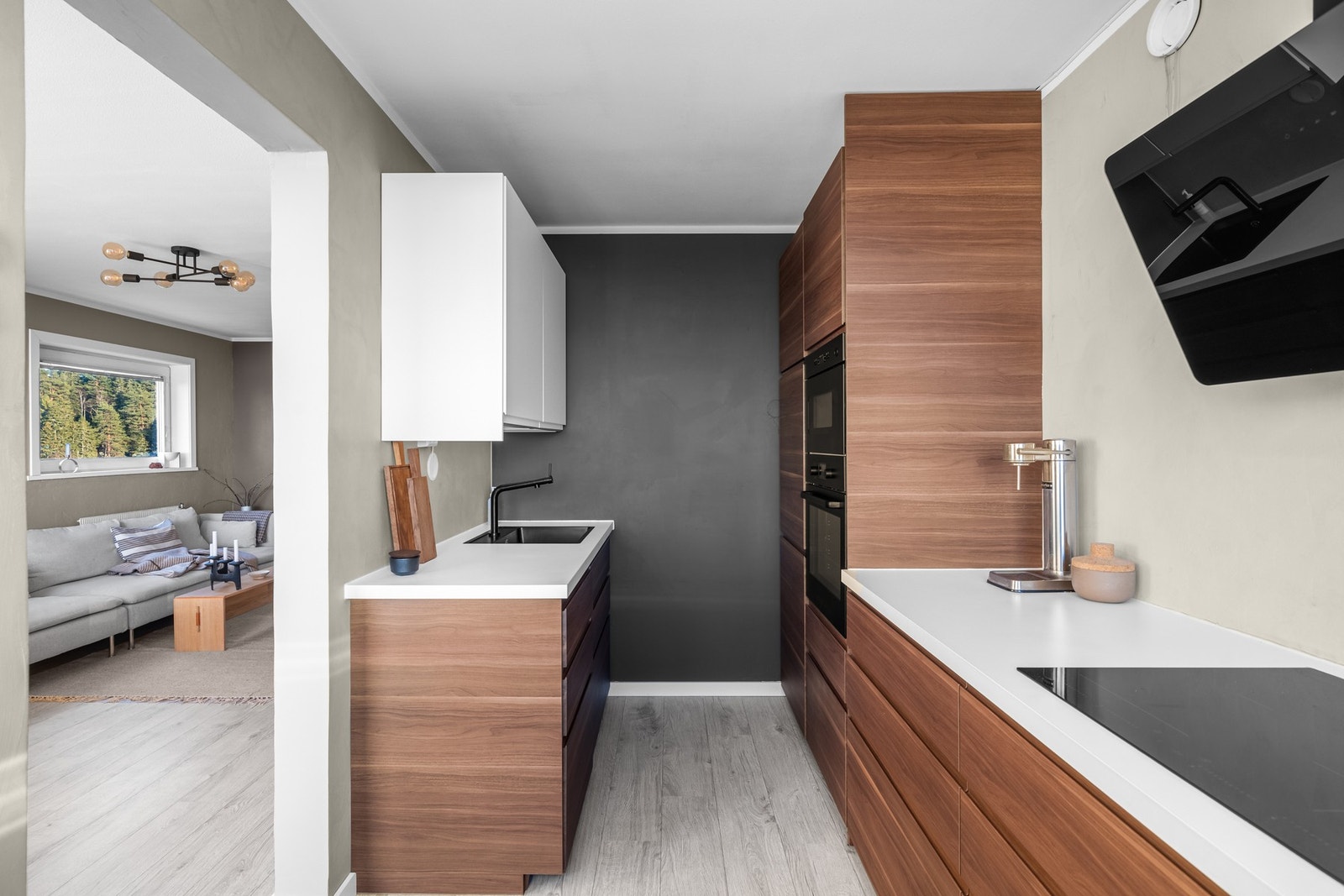 IKEA-kjøkkeninnredning med integrerte hvitevarer Galleribilde