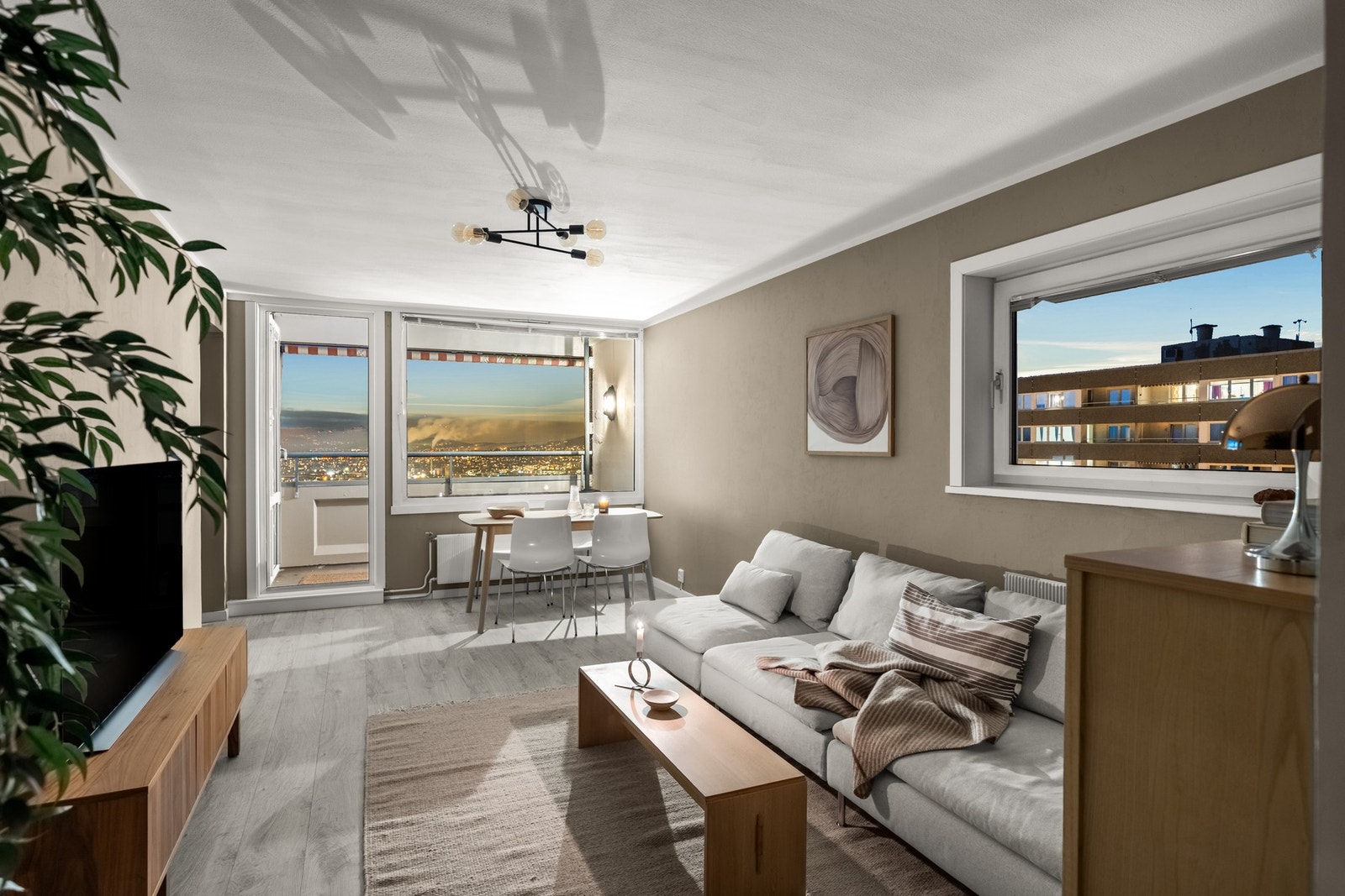 Stuen er romslig og lys med vinduer i flere himmelretninger Galleribilde