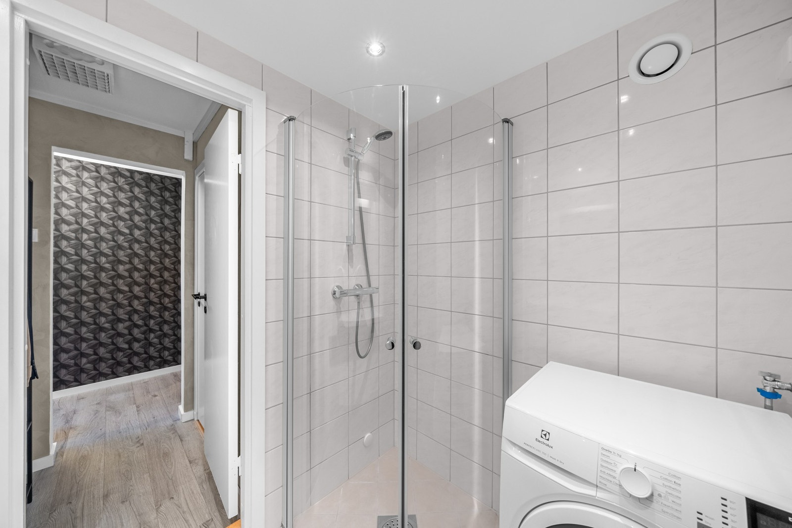 Et romslig bad som ble totalmodernisert i regi av borettslaget i 2012 Galleribilde