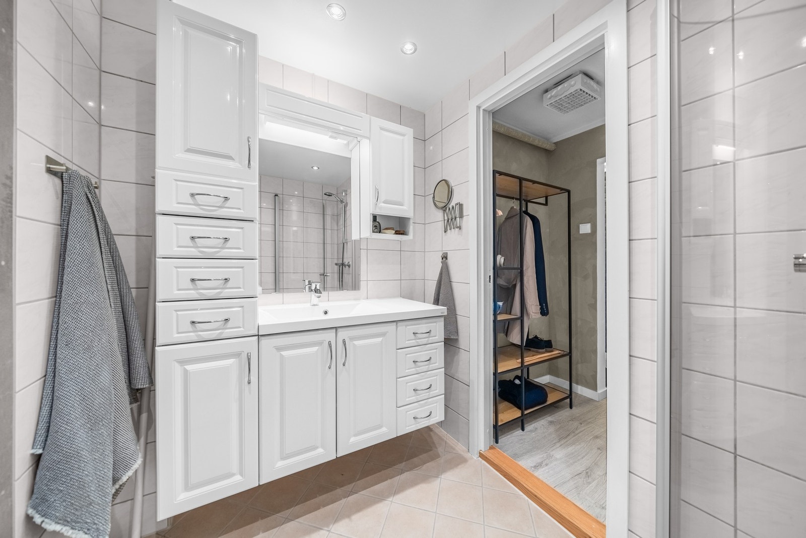 Badet har flislagt gulv med termostatstyrte varmekabler. Galleribilde