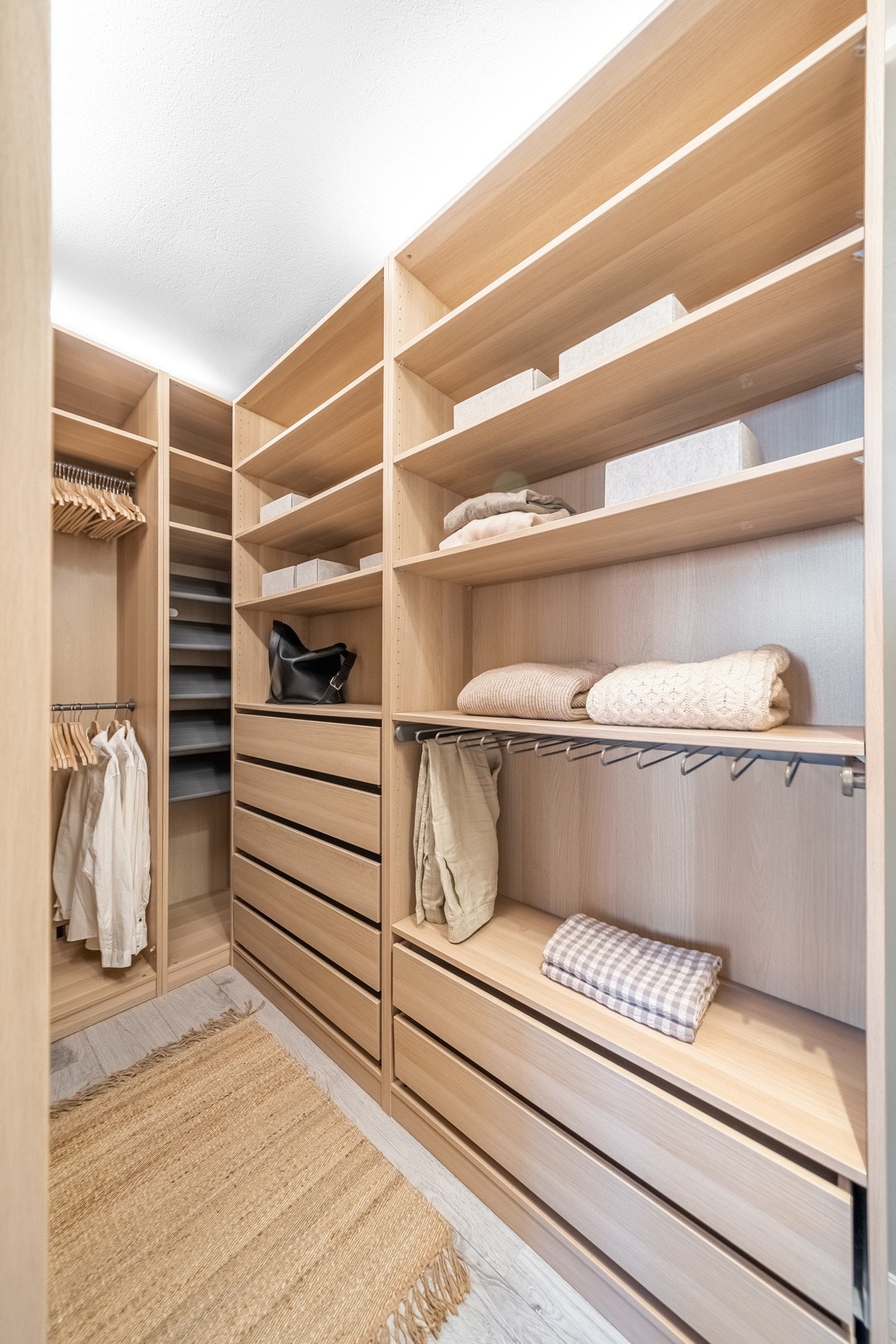 Romslig og rikelig med oppbevaring Galleribilde