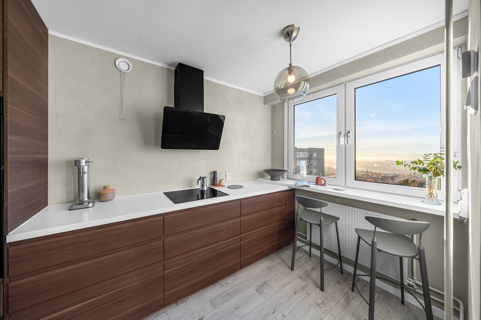 Godt med skap og benkeplass. Kjøkkenet har felles, mekanisk avtrekk Galleribilde