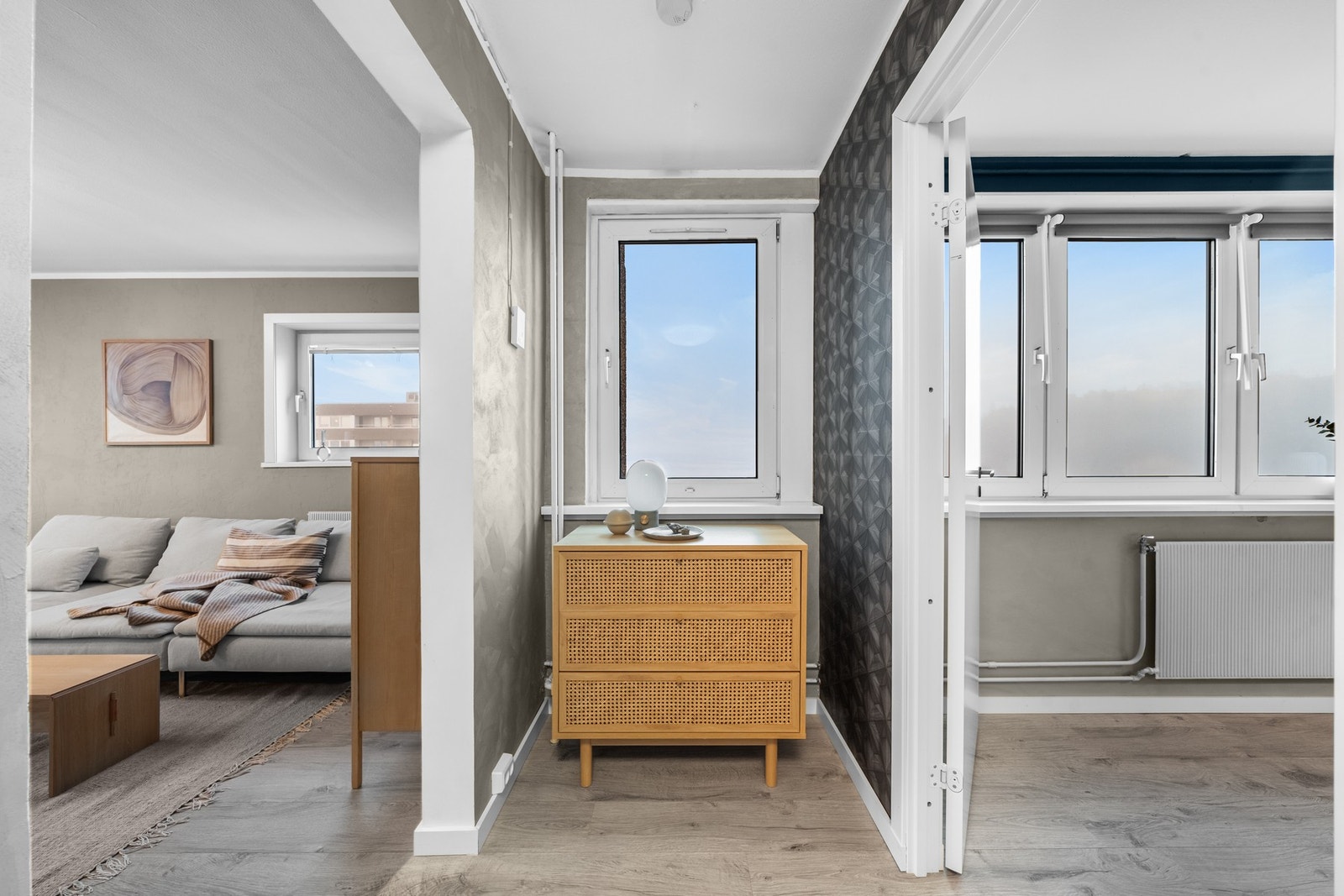 En romslig og gang med vindu som gir adkomst til soverom Galleribilde