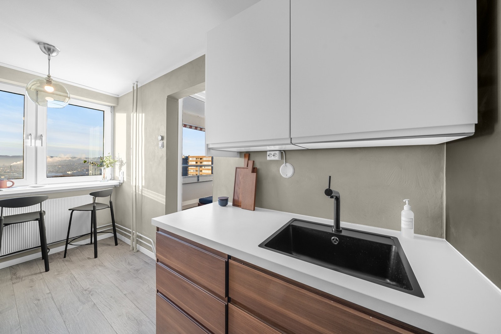 Boligen har et romslig kjøkken fra 2018 Galleribilde