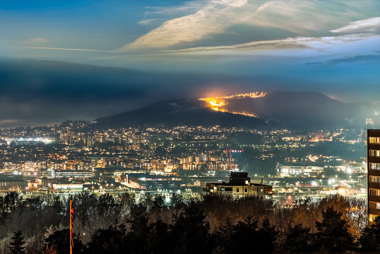 Overbygd, vestvendt balkong med utsikt over omtrent hele Oslo Galleribilde