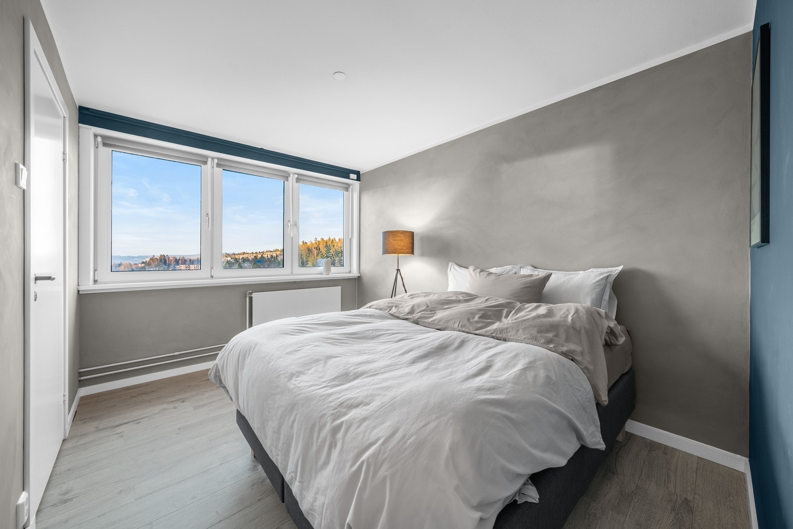 Soverommet har store vindusflater med utsikt over nærområdet. Galleribilde