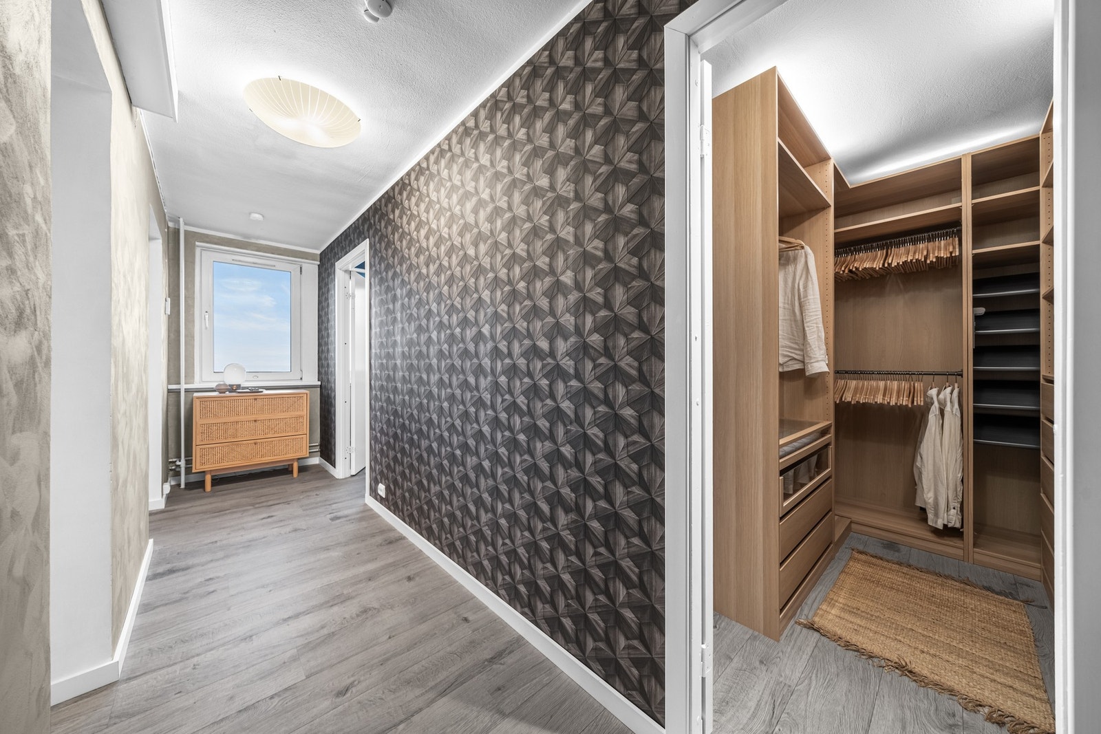 Garderoben har også adkomst fra entré/gangen Galleribilde