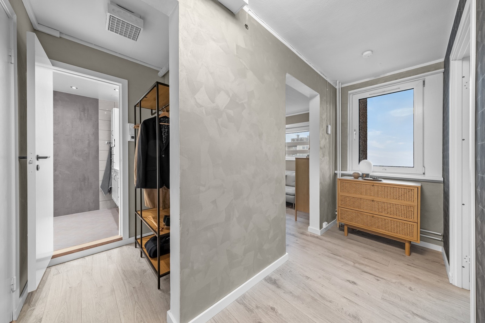 Gangen leder an til bad og WC-rom Galleribilde