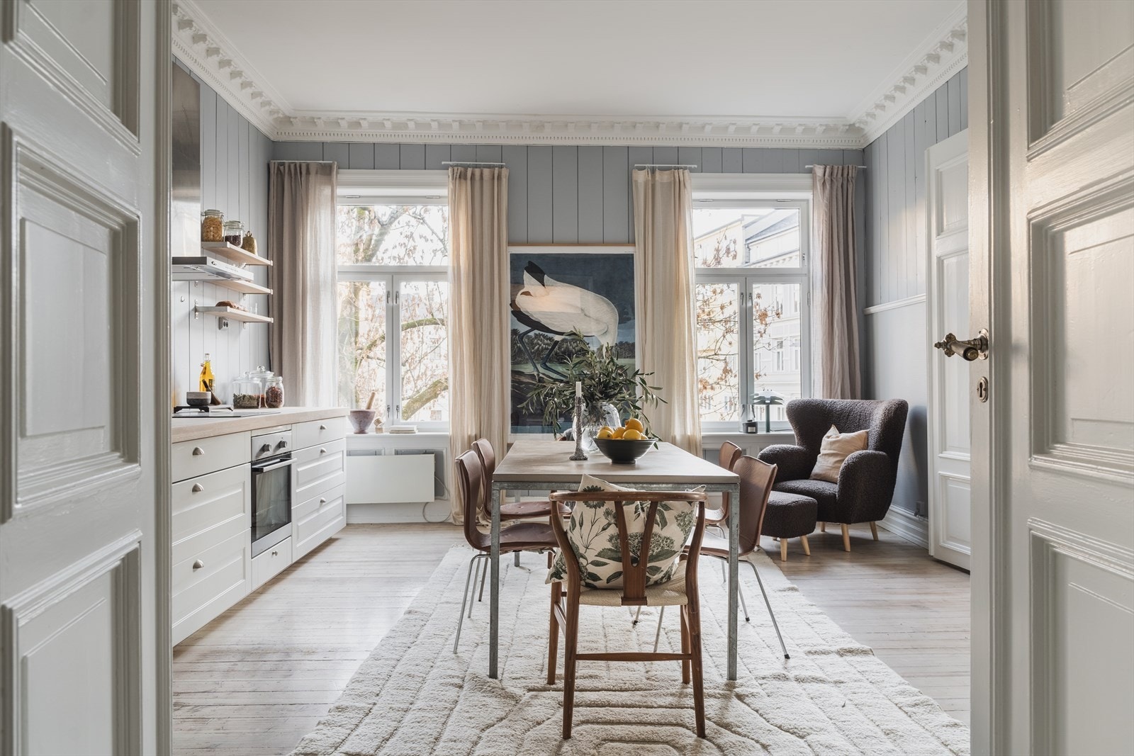 Fra gang mot spisekjøkken. Adkomst via doble fløydører Galleribilde