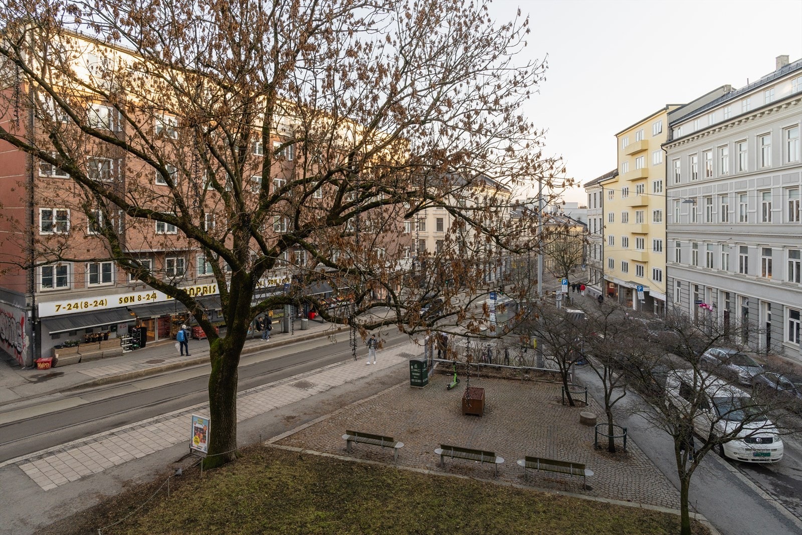 Hyggelig utsyn fra stue over Margrethe Munthes plass Galleribilde