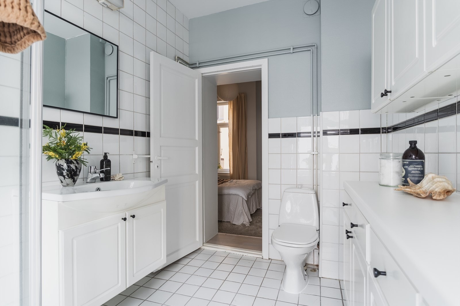 Flislagt baderom med adkomst begge soverom. Badet er funksjonelt, men det må påregnes renovering (TG3). Galleribilde