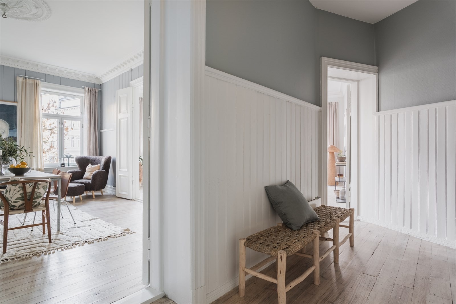 Mot spisekjøkken og gang Galleribilde