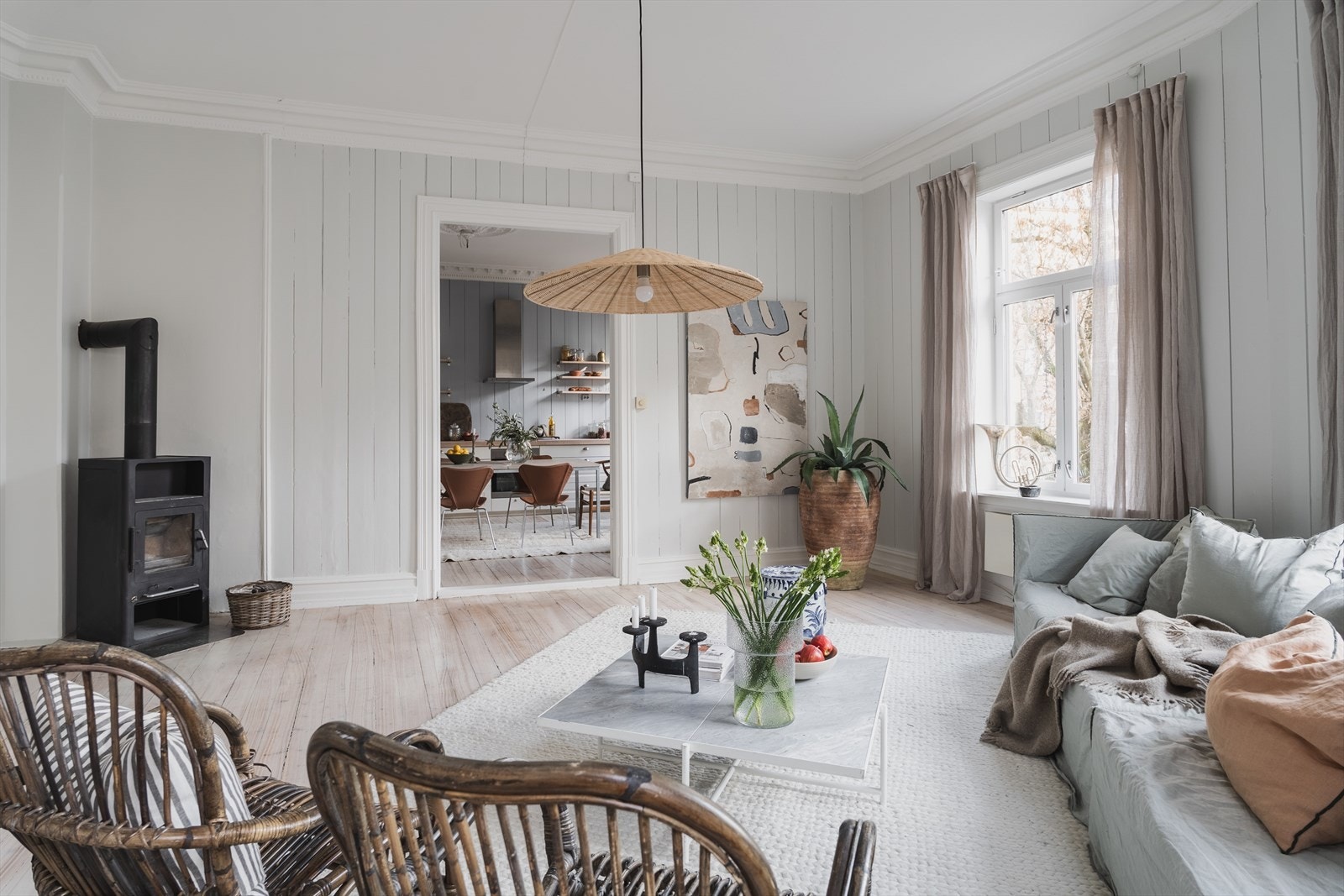 Stue mot spisekjøkken. Moderne vedovn i stue ses til venstre Galleribilde