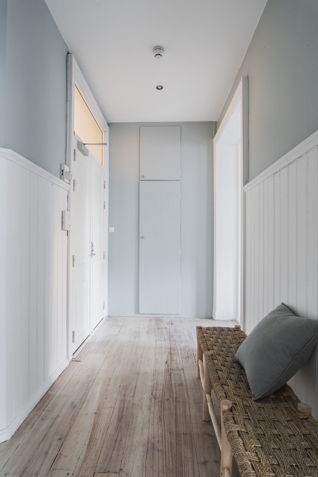 Gang mot ytterdør. Originale skap Galleribilde