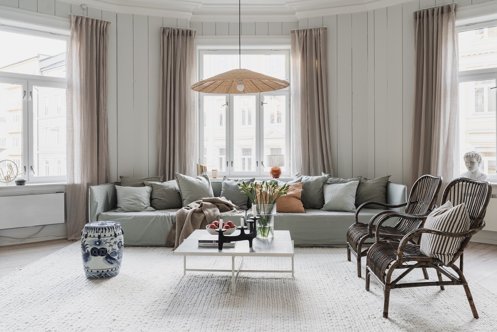 Hjørnestue med store vindusflater og gode lysforhold. Takhøyde på 3,18 meter Galleribilde