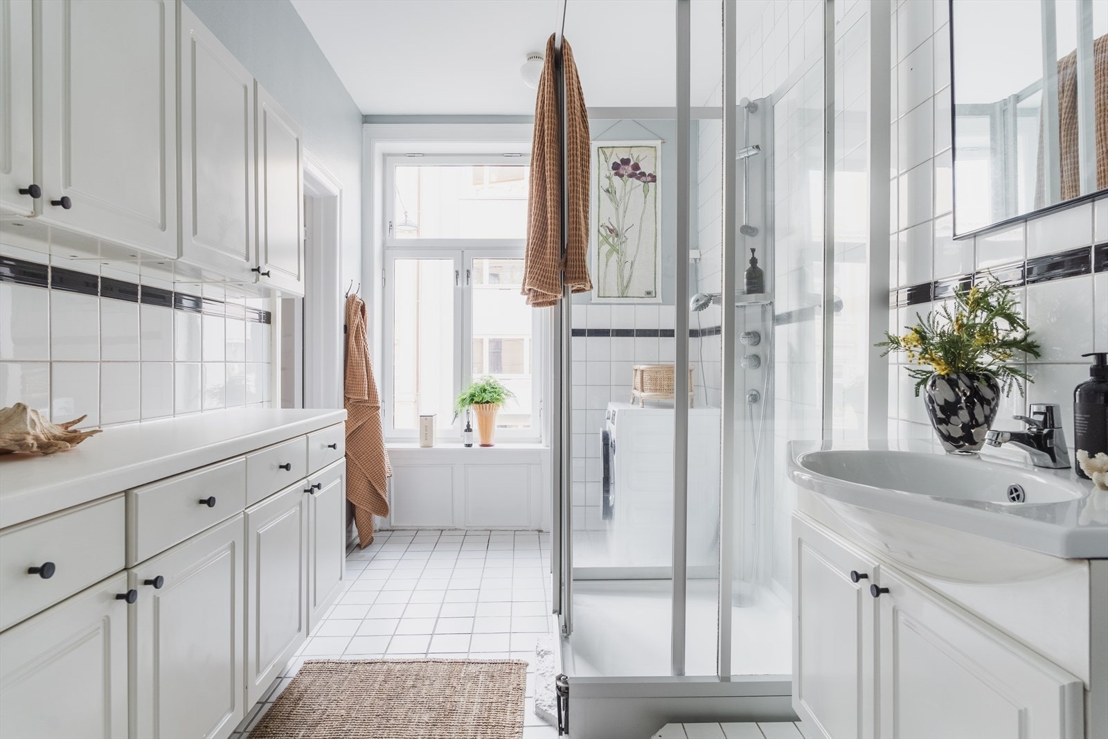 Flislagt baderom med adkomst begge soverom. Badet er funksjonelt, men det må påregnes renovering (TG3). Galleribilde