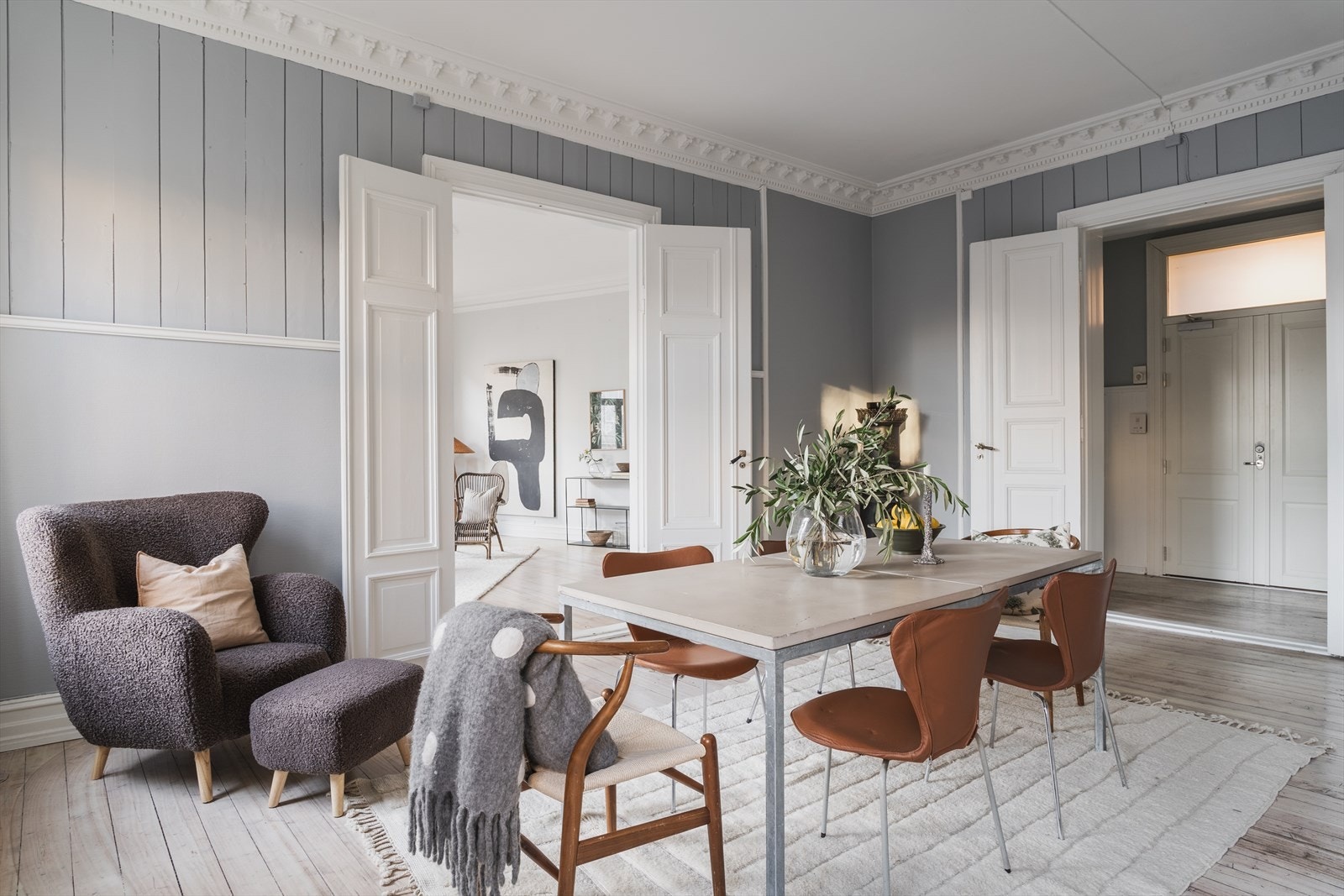 Mot stue og gang. Jernovn (antatt original) på kjøkken og hovedsoverom Galleribilde