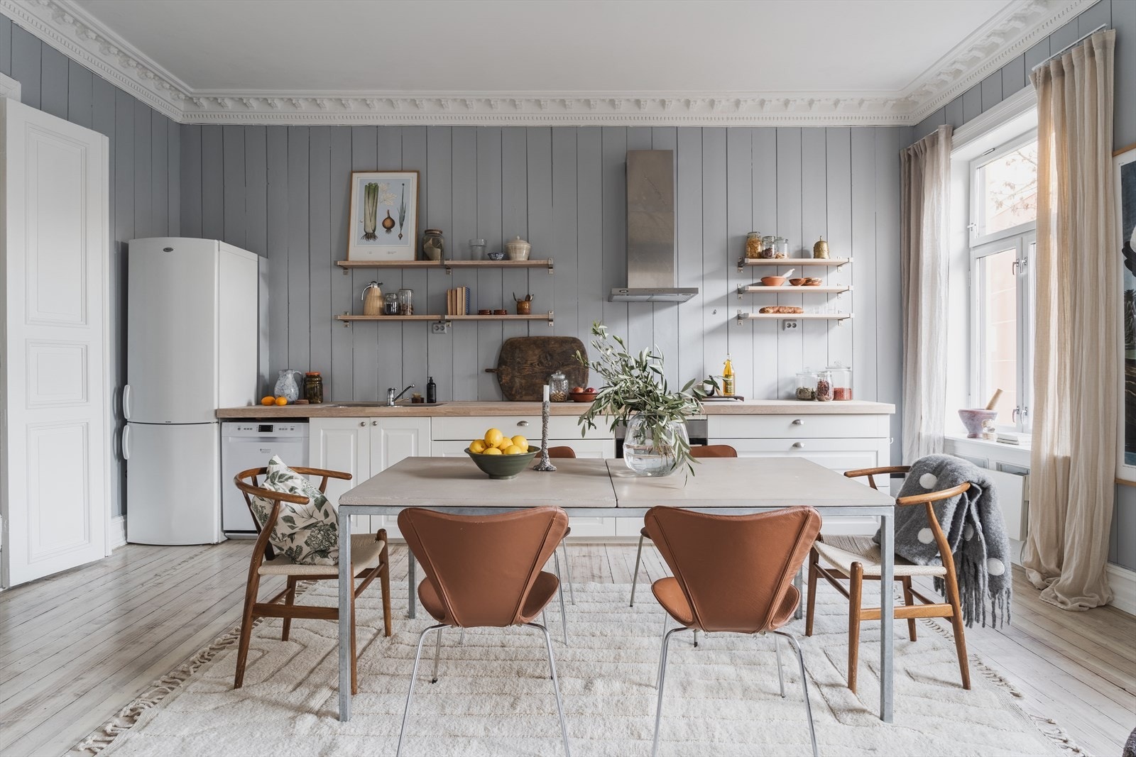 Original planløsning er endret ved at kjøkkenet er flyttet fra soverom 2 og inn i spisestuen. Pumpe transporterer avløpet til soil som ligger mot bad. Rørføringer ligger i himling i gang. Galleribilde