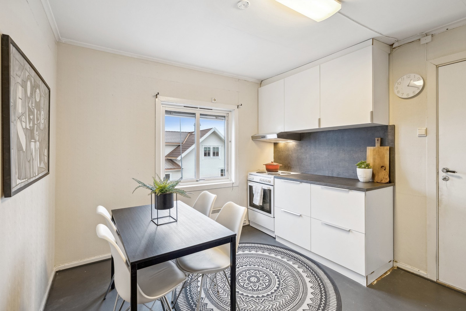 Kjøkken i 2.etg har kjøkkeninnredning med laminerte skrog, glatte fronter og laminat over benkeplate. Videre er det Kjøkkenkum på høyre side. Galleribilde