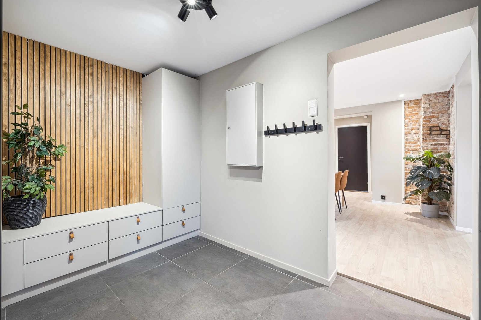 Entré med god plass til å henge fra seg ytterklærne og plassere skoene. Gode oppbevaringsmuligheter i garderobe. Galleribilde