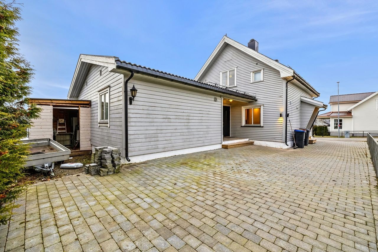 Boligen inneholder i 1.etg; stor gang, 3 soverom, stue, kjøkken, bad og vaskerom. I 2.etg: vindfang, trappegang, bad, kjøkken, stue, sovealkove og bod. Galleribilde