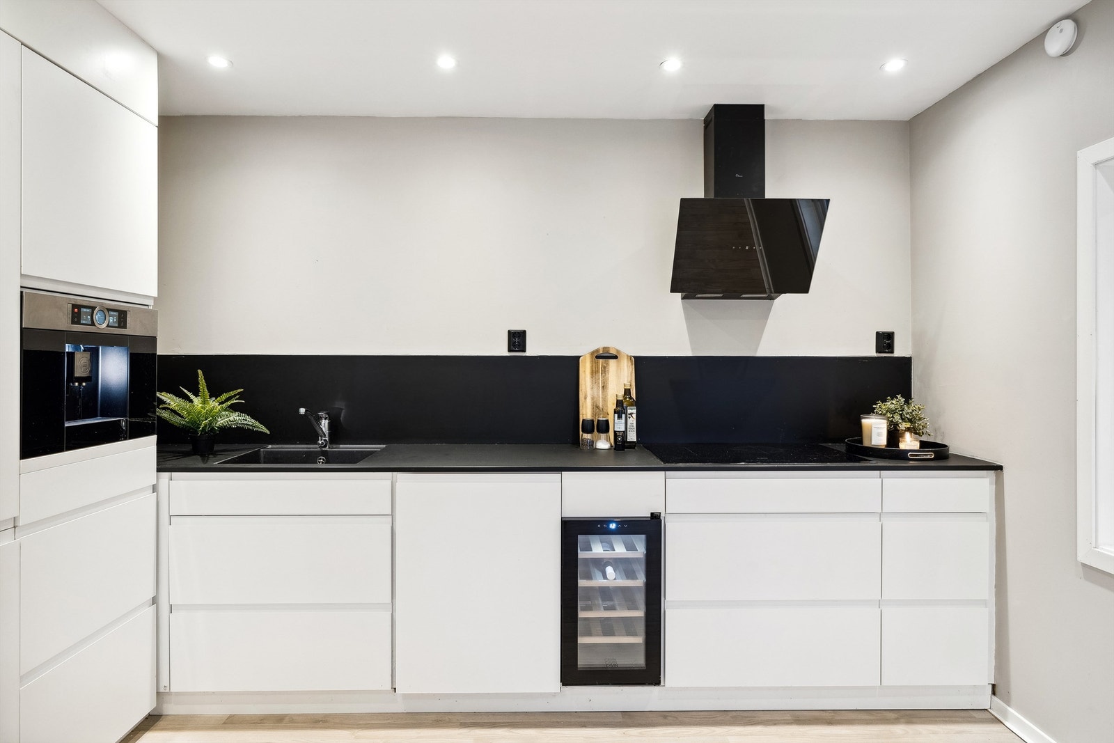 Kjøkkenvifte med avtrekk ut, kjøkkenkum samt lekkasjestopper/lekkasjevarsler. Galleribilde