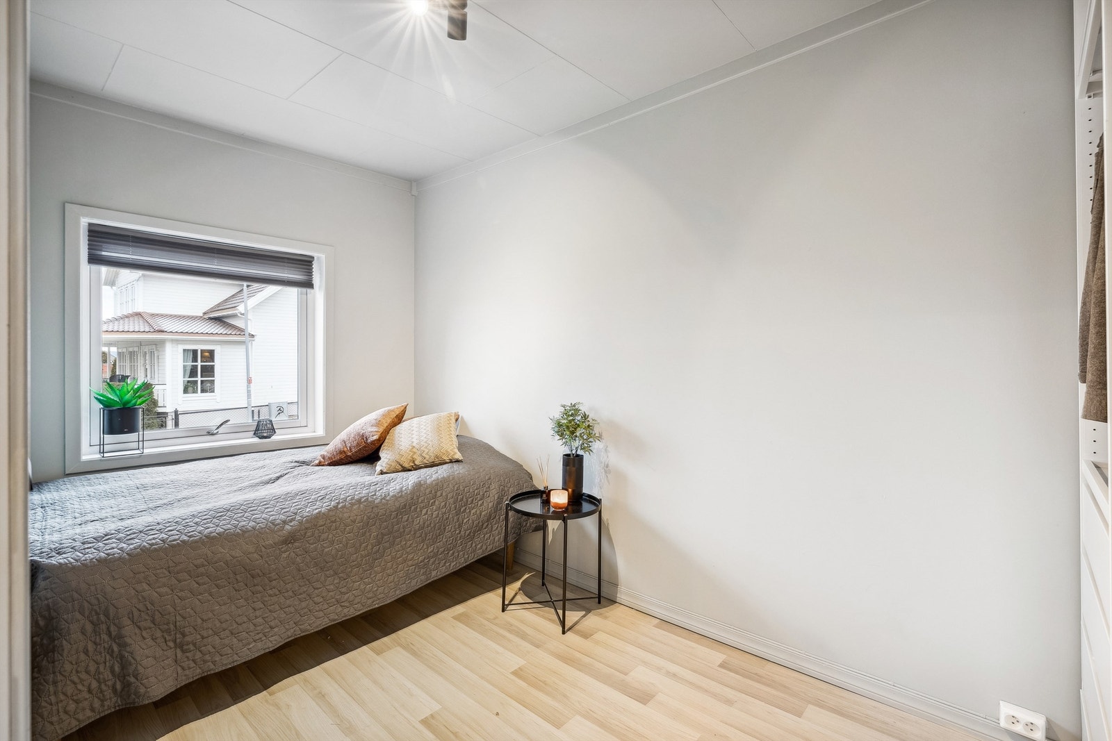 Soverom 2 er også av god størrelse med plass til garderobe/kommode. Galleribilde