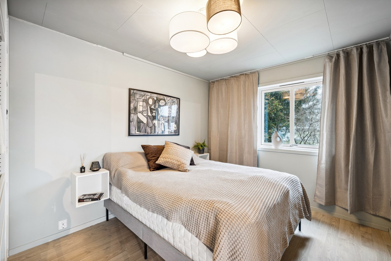 Pent og romslig soverom med god plass til seng og tilhørende nattbord. God plass til garderobe. Galleribilde