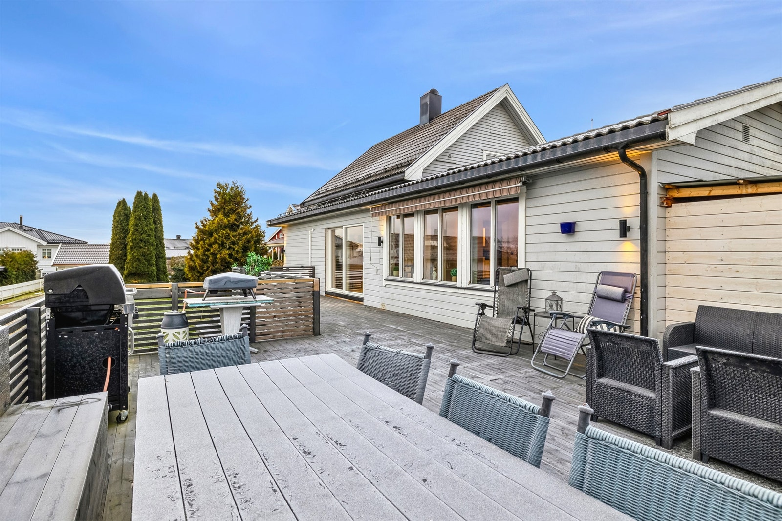 Stor terrasse med god plass til flere møbleringsmuligheter. Galleribilde