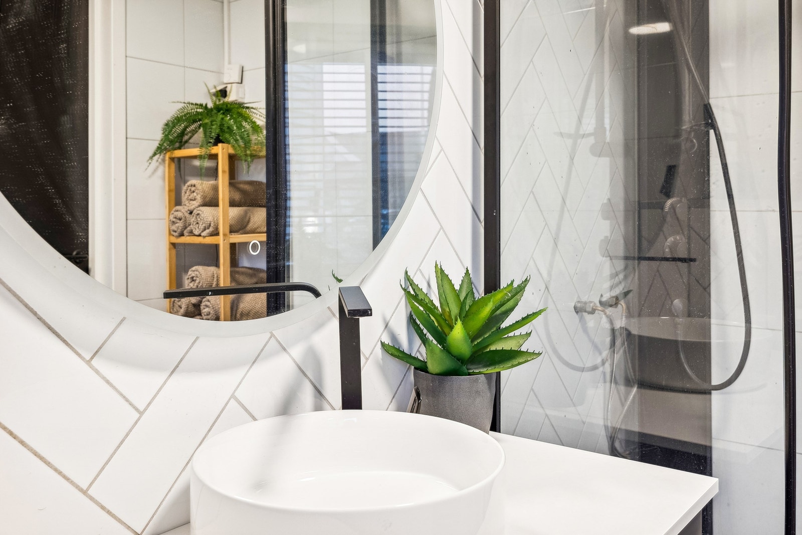 Badet i 1. etg har flislagte gulv og vegger i moderne farger. Galleribilde