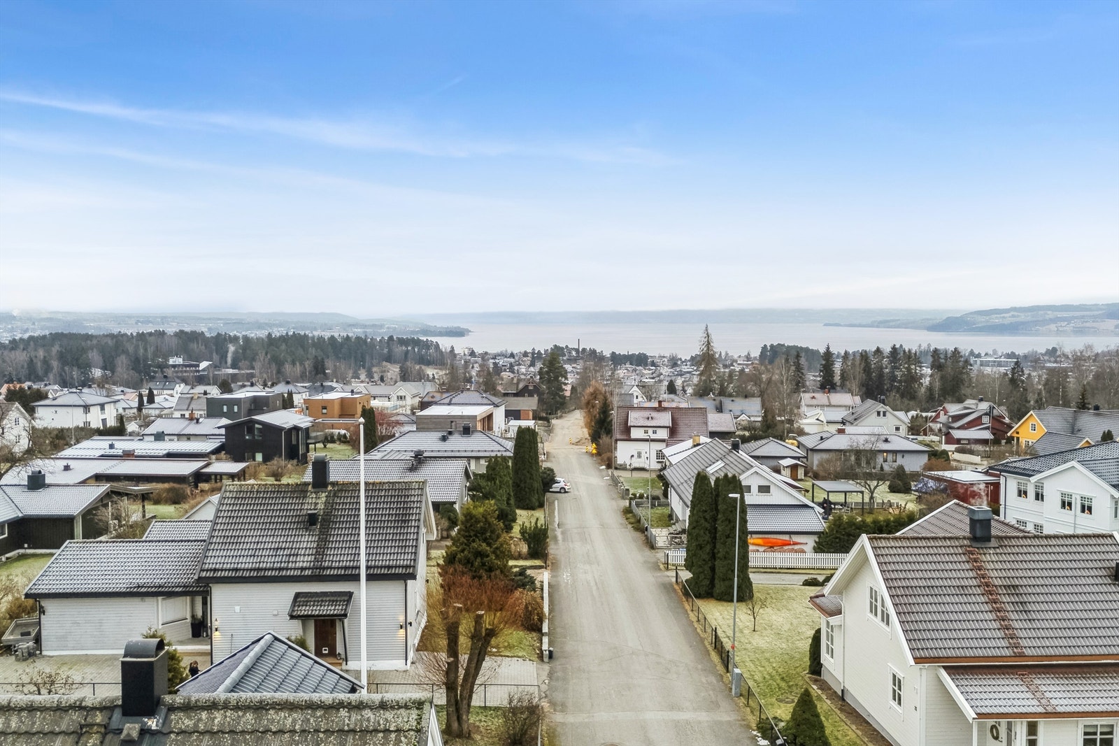 Til Hamar sentrum er det ca 2,8 km med en rekke shoppingtilbud, koselige cafeer, spennende restauranter, parker og kulturtilbud. Galleribilde