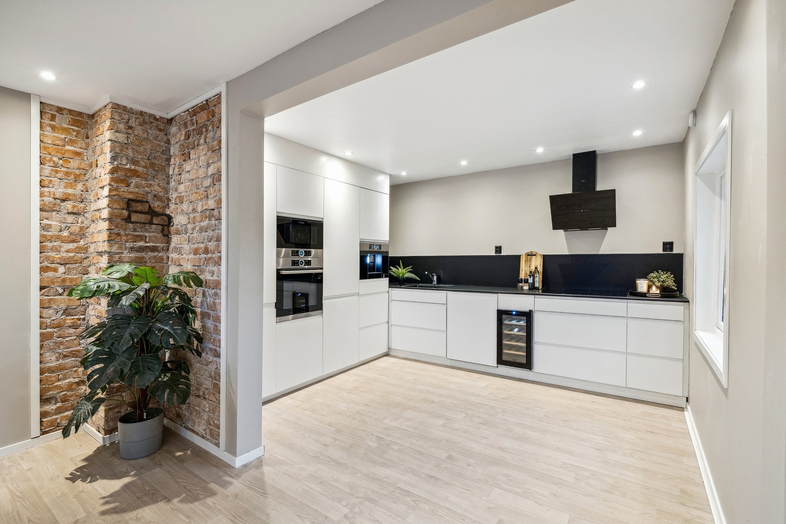 Moderne kjøkkeninnredning med glatte fronter, laminert skrog og laminert benkeplate. Galleribilde