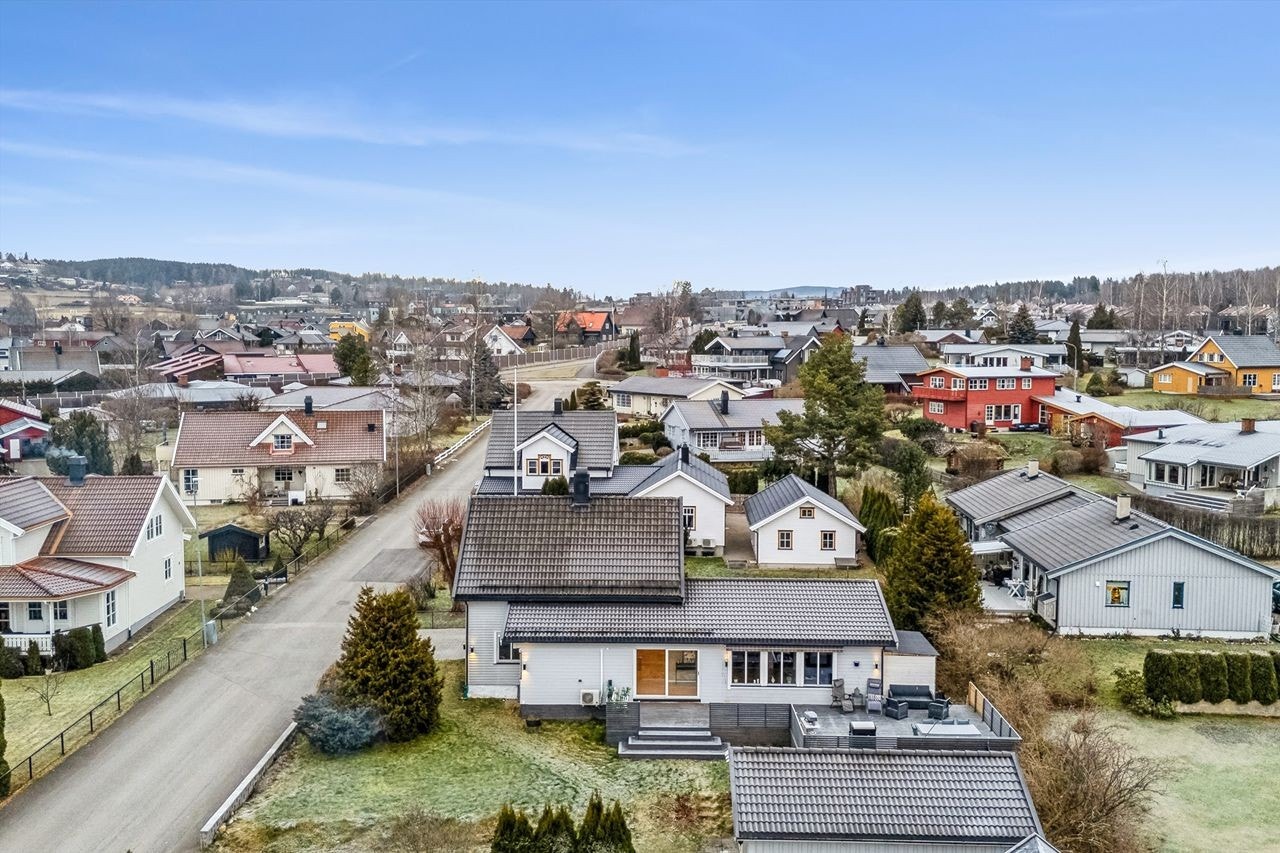 Barnevennlig og populær beliggenhet med kort veg til barnehager, skoler og kollektivtilbud. Galleribilde