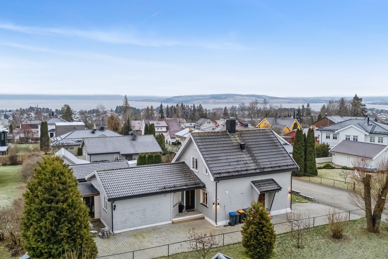 Fra boligen er det kort veg til barnehager, skoler, bussholdeplass og dagligvare. Galleribilde