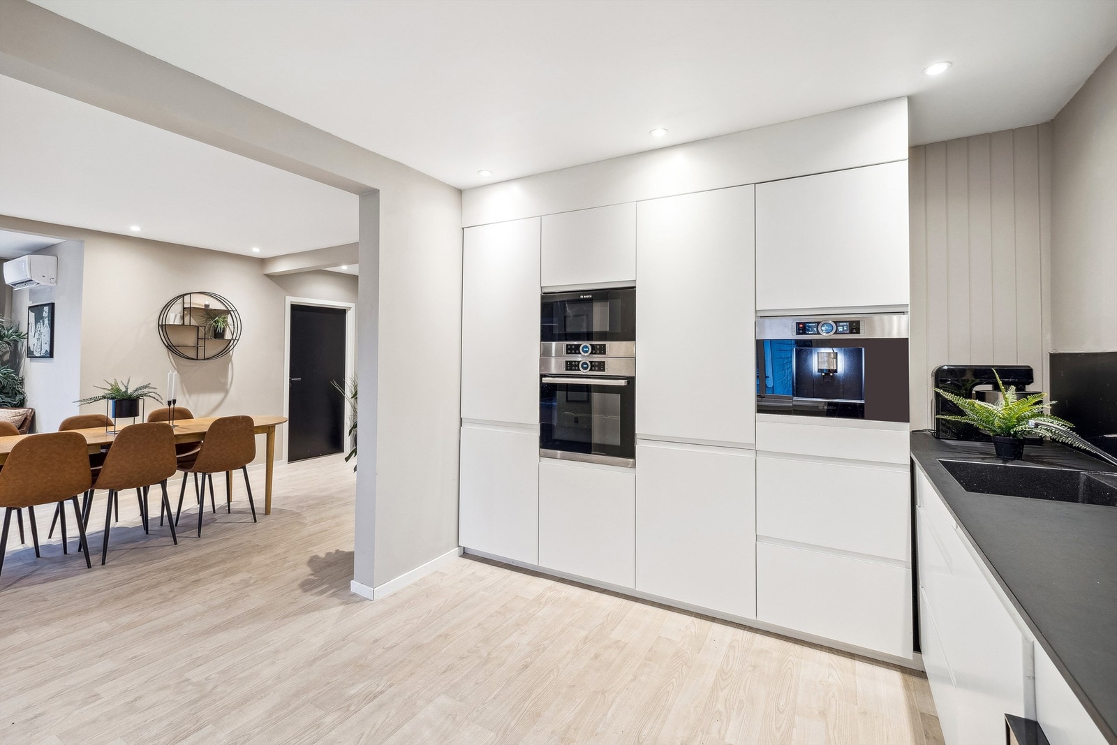 Kjøkkenet er utstyrt med integrert komfyr, steketopp, oppvaskmaskin, mikro, kjøle/fryseskap og vinskap. Det er også herlig Kaffemaskin. Galleribilde